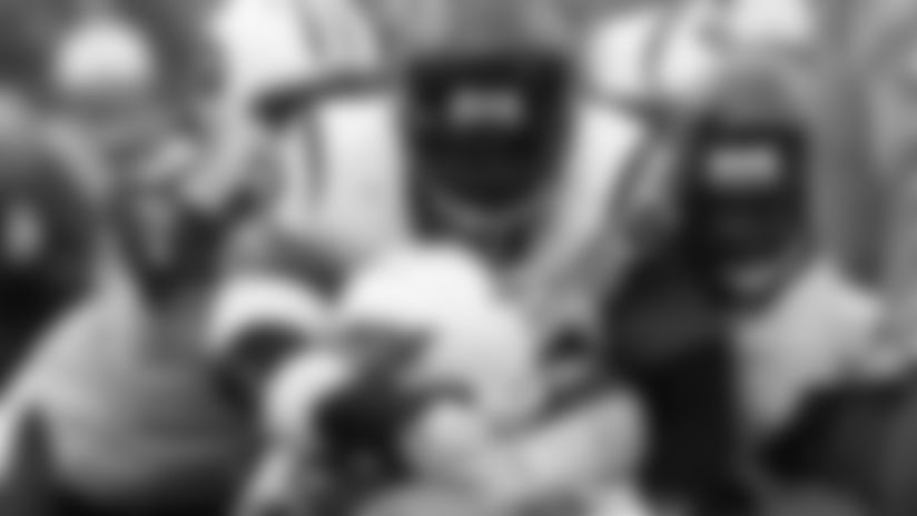 smithtackle_titans121105.jpg