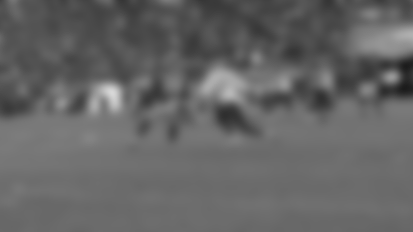 Highlight: Arcega-Whiteside hauls in Wentz's throw for big third-down pickup