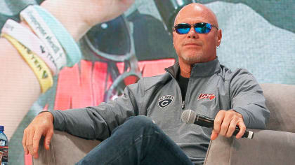 Jim McMahon, the Punky QB, visits the White House with the 1996 Green Bay  Packers, while wearing his Chicago Bear…