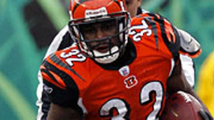 Cincinnati Bengals wide receiver Chris Henry (15) catches a touchdown pass  in front of Oakland Raiders