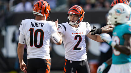 East Rutherford, New Jersey, USA. 3rd Nov, 2021. Cincinnati Bengals wide  receiver Tee Higgins (85) makes a catch over New York Jets cornerback Bryce  Hall (37) in the first half at MetLife