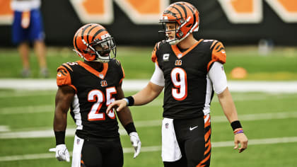 football team with orange helmet