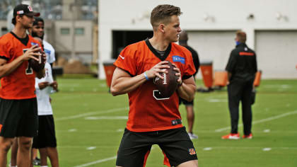 Cincinnati Bengals' Joe Burrow leads a team huddle on the field during a  drill at the NFL football team's minicamp in Cincinnati, Friday, June 14,  2023. (AP Photo/Aaron Doster Stock Photo - Alamy