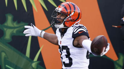 Cincinnati, United States. 01st Nov, 2020. Cincinnati Bengals half back  Giovani Bernard (25) dives into the end zone for the touchdown under  pressure from Tennessee Titans' Jayon Brown (55) during the first