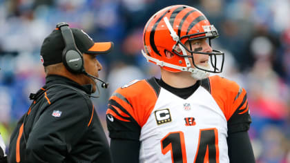 Cincinnati Bengals head coach Marvin Lewis talks with line backer