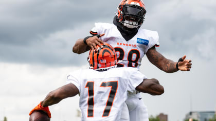 Bengals: Joe Mixon, Ja'Marr Chase team up for youth football camp