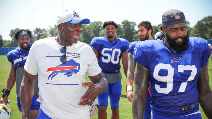 Bruce Smith stops by Bills practice, works with edge rushers