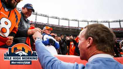 Peyton Manning, the Broncos' Flickering Star, Glows Just in Time