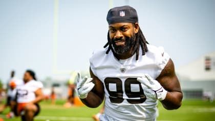 Cleveland Browns defensive end Za'Darius Smith (99) walks off of