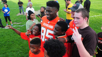 Browns players and local police surprise kids at flag football game - Dawgs  By Nature