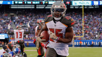 Tampa, Florida, USA. 29th Dec, 2019. Tampa Bay Buccaneers running back  Peyton Barber (25) runs with the ball during the NFL game between the  Atlanta Falcons and the Tampa Bay Buccaneers held