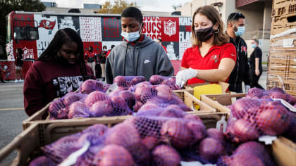 Bucs Defensive Line Launches Mobile Food Pantry to Feed East Tampa