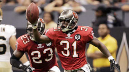 Derrick Brooks returns interception for a touchdown during Superbowl 37.