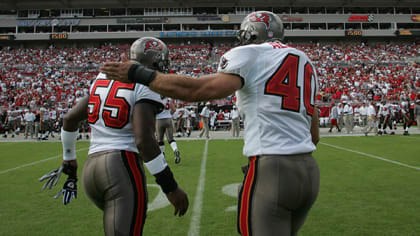 Former NFL player gives check to Florida dad toward dream home