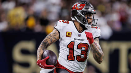 Buccaneers WR Mike Evans sets NFL record, injures knee on next play