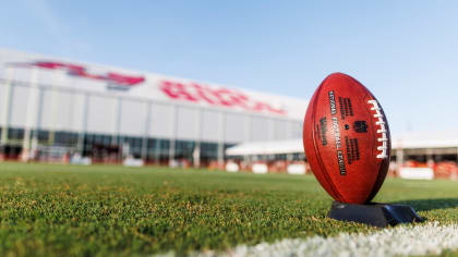 TAMPA, FL - AUGUST 13: Tampa Bay Buccaneers runningback Rachaad White (29)  warms up before the preseason game between the Miami Dolphins and the Tampa  Bay Buccaneers on August 13, 2022 at