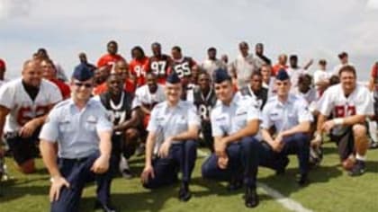 Tampa Bay Bucs salute MacDill servicemembers > Air Force Reserve Command >  News Article