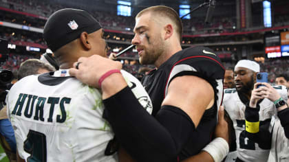 Ertz wearing an Eagles bracelet in a Cardinals uniform : r/eagles