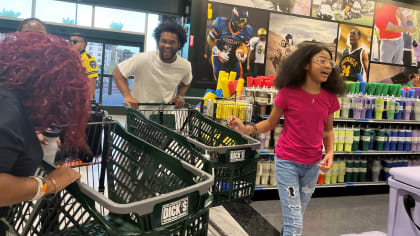 Cardinals QB Kyler Murray takes underprivileged kids on a shopping trip to  Dick's Sporting Goods