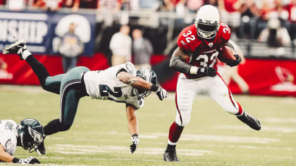 Arizona Cardinals Edgerrin James runs around the defensive line of