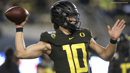 Former Oregon Ducks QB Justin Herbert earns prestigious academic honor