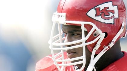 Helmet Stalker on X: The Kansas City Chiefs used gray facemasks during  today's game against the Vikings to honor their Super Bowl IV victory.   / X