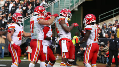 Mahomes hits Kelce in last minute, Chiefs edge Raiders 35-31