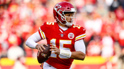 Chiefs Patrick Mahomes leaves field limping, returns minutes later, KSNF/KODE