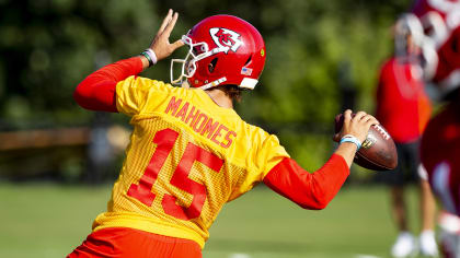 Chiefs QB Patrick Mahomes gives standouts at training camp