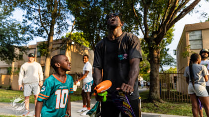 Tyreek Hill surprises a viral young fan in his jersey: Watch Video - Opoyi