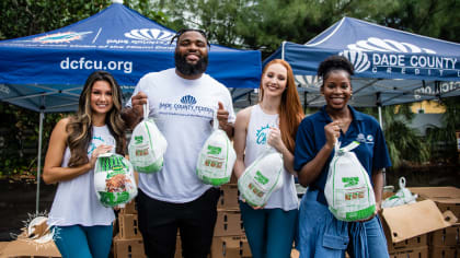 Dolphins Distribute Thanksgiving Meals with Feeding South Florida