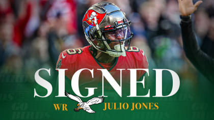 Eagles sign Julio Jones