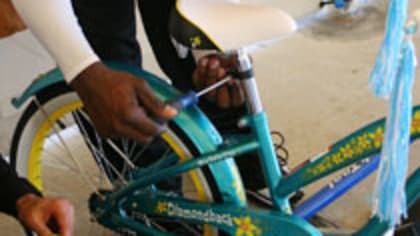 49ers Build Bikes for Kids