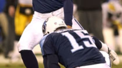 Steve McNair, Quarterback for the Tennessee Oilers passes the ball