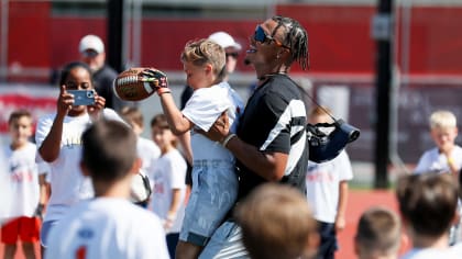 WATCH: Bears QB Justin Fields interacts with kids at his annual camp