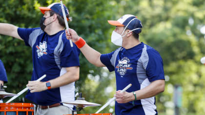 Chicago Bears, Bears Care, PNC Bank team up for drive-thru Back