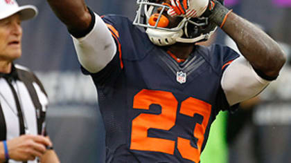 Chicago Bears wide receiver Devin Hester (23) carries the ball against the  Cleveland Browns in the