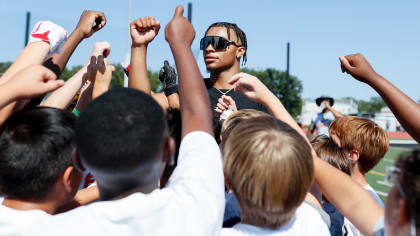 WATCH: Bears QB Justin Fields interacts with kids at his annual camp