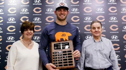 Bears tight end Cole Kmet recognized as Jeff Dickerson Good Guy Award  winner - Marquee Sports Network