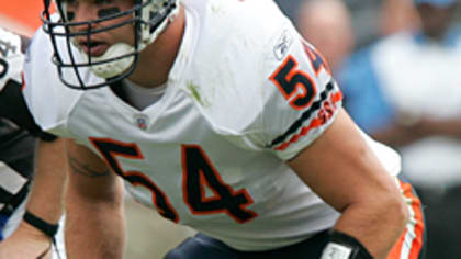 Brian Urlacher passes Mike Singletary as Chicago Bears all-time leading  tackler - Windy City Gridiron