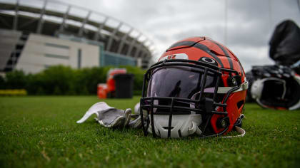 Cincinnati Bengals guard D'Ante Smith (70) looks to make a block