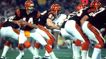 Tight end Dan Ross of the Cincinnati Bengals argues a call with an  Nieuwsfoto's - Getty Images