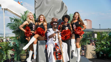 Cincinnati Bengals vs. Jacksonville Jaguars. Fans support on NFL Game.  Silhouette of supporters, big screen with two rivals in background Stock  Photo - Alamy