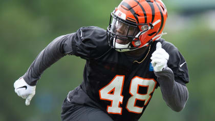 Cincinnati Bengals running back Cedric Peerman warms up prior to an NFL  football game against the Buffalo Bills, Sunday, Oct. 2, 2011, in  Cincinnati. (AP Photo/Al Behrman Stock Photo - Alamy