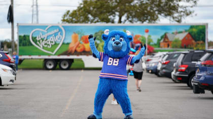 Wegmans and the Buffalo Bills Host a Food Drive for Families with