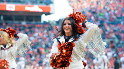 Photo: Broncos Cheerleaders Perform in Denver - DEN2010092629