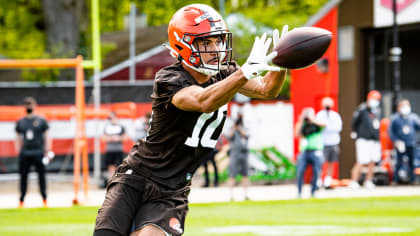 Cleveland Browns wide receiver Anthony Schwartz runs a drill