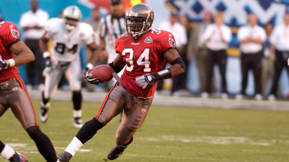 Dexter Jackson and the Tampa Bay Buccaneers - Bearport Publishing