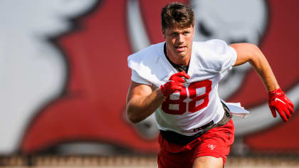 Tampa Bay Buccaneers tight end Cade Otton is left all alone on 25-yard  catch upfield