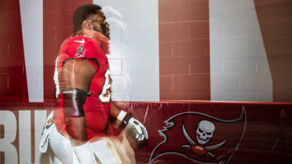 SANTA CLARA, CA - DECEMBER 11: Tampa Bay Buccaneers guard Nick Leverett  (60) blocks in the first